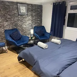 Homestay Loft Haven: Spacious Retreat With Private Toilet And Free Parking, Hanworth